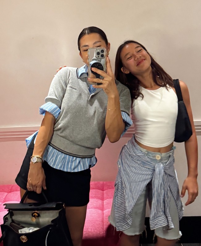 Sudah semakin besar, Kiyomi juga sudah bisa membantu sang mama untuk mengurus kedua adiknya yang masih kecil. Tampaknya pasangan ibu dan anak ini memang kompak dalam segala hal. Foto: Instagram/@kiyomisuebachdim