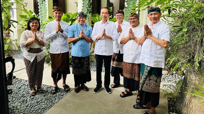 Cabup Badung nomor urut 1, I Wayan Suyasa, saat ketemu Jokowi di rumahnya di Solo, Jawa Tengah, Senin (4/11/2024).