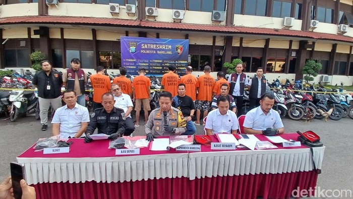 Polisi saat memaparkan kasus sabung ayam dan judi dadu di Kecamatan Sei Beduk, Batam