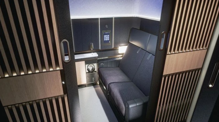 Kabin berpelukan di maskapai Lufthansa.
