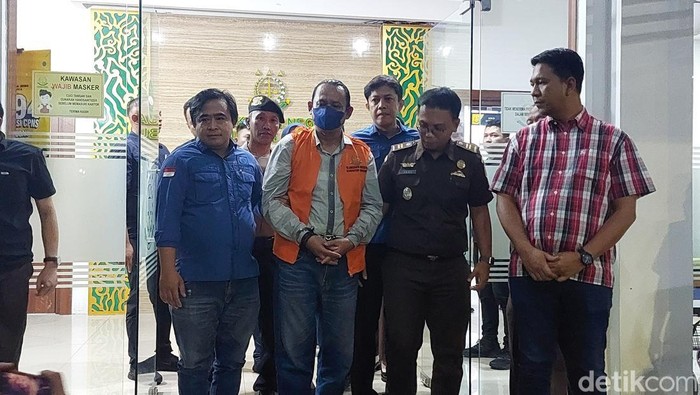 Kades di Cirebon saat keluar dari ruangan Kejaksaan Negeri Sumber menggunakan rompi tahanan