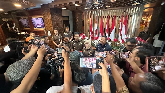 Kajati Jatim Mia Amiati saat memberikan keterangan ke awak media