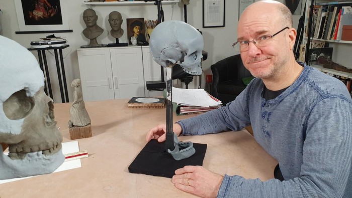 Kala Ilmuwan Coba Bangkitkan ‘Vampir’ Berusia 400 Tahun dari Kematian Oscar Nilsson, a Swedish archaeologist and facial reconstruction expert, poses with a three-dimensional facial skeleton in Stockholm, Sweden, in this undated handout photo. Oscar Nilsson - Project Pien/Handout via REUTERS THIS IMAGE HAS BEEN SUPPLIED BY A THIRD PARTY NO RESALES. NO ARCHIVES. MANDATORY CREDIT.