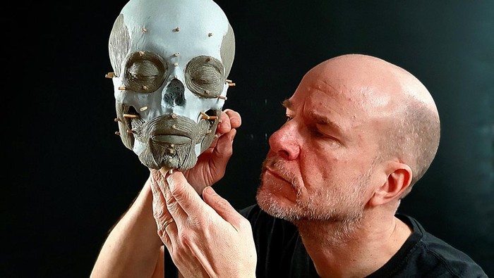 Kala Ilmuwan Coba Bangkitkan ‘Vampir’ Berusia 400 Tahun dari Kematian Oscar Nilsson, a Swedish archaeologist and facial reconstruction expert, poses with a three-dimensional facial skeleton in Stockholm, Sweden, in this undated handout photo. Oscar Nilsson - Project Pien/Handout via REUTERS THIS IMAGE HAS BEEN SUPPLIED BY A THIRD PARTY NO RESALES. NO ARCHIVES. MANDATORY CREDIT.