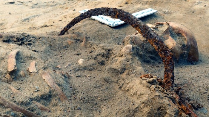 Kala Ilmuwan Coba Bangkitkan βVampirβ Berusia 400 Tahun dari Kematian The skeleton of Zosia, a woman buried as a vampire, lies in a grave in Pien, Poland, August 2022. Nicolaus Copernicus University, Torun/Handout via REUTERS THIS IMAGE HAS BEEN SUPPLIED BY A THIRD PARTY NO RESALES. NO ARCHIVES. MANDATORY CREDIT.