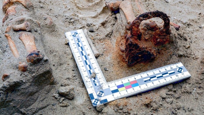 Kala Ilmuwan Coba Bangkitkan βVampirβ Berusia 400 Tahun dari Kematian The skeleton of Zosia, a woman buried as a vampire, lies in a grave in Pien, Poland, August 2022. Nicolaus Copernicus University, Torun/Handout via REUTERS THIS IMAGE HAS BEEN SUPPLIED BY A THIRD PARTY NO RESALES. NO ARCHIVES. MANDATORY CREDIT.