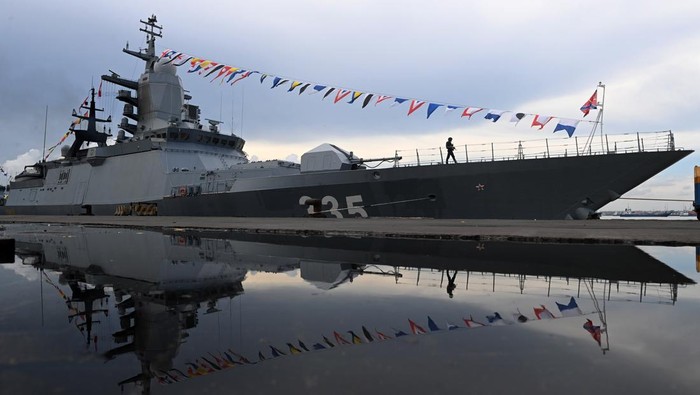 Kapal perang Rusia bersandar di Pelabuhan Tanjung Perak Prajurit Angkatan Laut Rusia melakukan partroli di dekat kapal perang RFS Gromky (335) saat bersandar di Dermaga Jamrud Utara, Pelabuhan Tanjung Perak, Surabaya, Jawa Timur, Senin (4/11/2024). Kehadiran armada perang Rusia yang terdiri dari dua korvet RFS Gromky dan RFS Aldar Tsydenzhapov, satu fregat RFS Rezkiy, satu kapal medium tanker RFS Pechenga, satu helikopter KA-27, dan kapal tunda penyelamat (tug salvage) Alatau tersebut dalam rangka mengikuti Latma Orruda 24, yakni latihan bersama antara TNI Angkatan Laut dengan Angkatan Laut Rusia pada 4-8 November 2024. ANTARA FOTO/Indrianto Eko Suwarso/YU