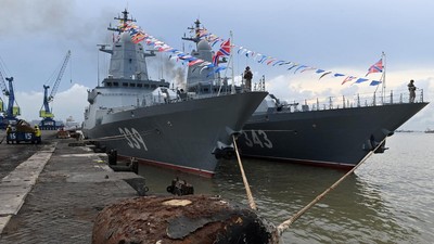 Kapal Perang Rusia Merapat ke di Pelabuhan Tanjung Perak, Mau Apa?