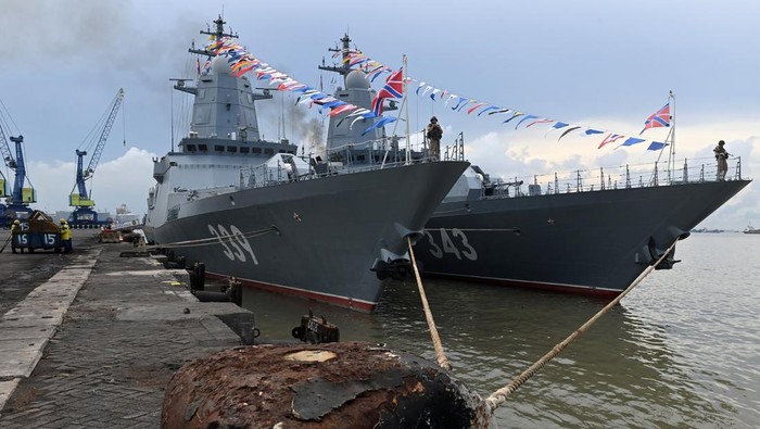 Kapal perang Rusia bersandar di Pelabuhan Tanjung Perak Prajurit Angkatan Laut Rusia melakukan partroli di dekat kapal perang RFS Gromky (335) saat bersandar di Dermaga Jamrud Utara, Pelabuhan Tanjung Perak, Surabaya, Jawa Timur, Senin (4/11/2024). Kehadiran armada perang Rusia yang terdiri dari dua korvet RFS Gromky dan RFS Aldar Tsydenzhapov, satu fregat RFS Rezkiy, satu kapal medium tanker RFS Pechenga, satu helikopter KA-27, dan kapal tunda penyelamat (tug salvage) Alatau tersebut dalam rangka mengikuti Latma Orruda 24, yakni latihan bersama antara TNI Angkatan Laut dengan Angkatan Laut Rusia pada 4-8 November 2024. ANTARA FOTO/Indrianto Eko Suwarso/YU