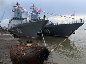 Kapal Perang Rusia Merapat ke di Pelabuhan Tanjung Perak, Mau Apa?