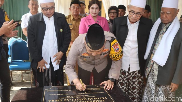 Kapolres Pasuruan AKBP Teddy Chandra meresmikan musala di Tosari