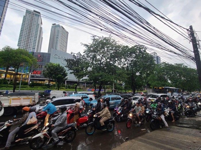 Kawasan Gandaria, Jakarta Selatan (Jaksel), sempat banjir pada sore ini. Banjir terjadi usai hujan deras. Sejumlah motor sempat mogok. (dok Pribadi/Nugaraha Ade)
