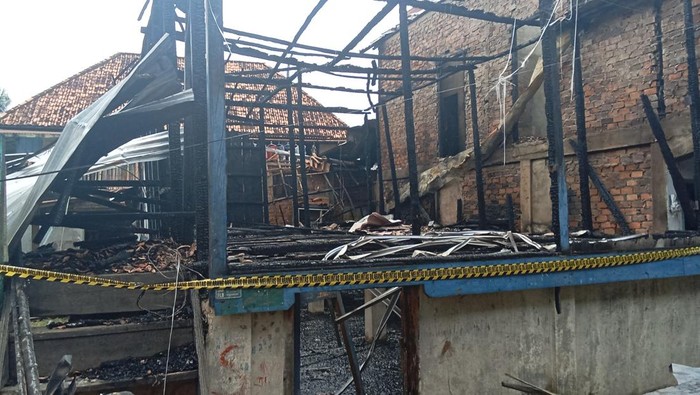 Kebakaran menghanguskan satu rumah warga di Palembang.