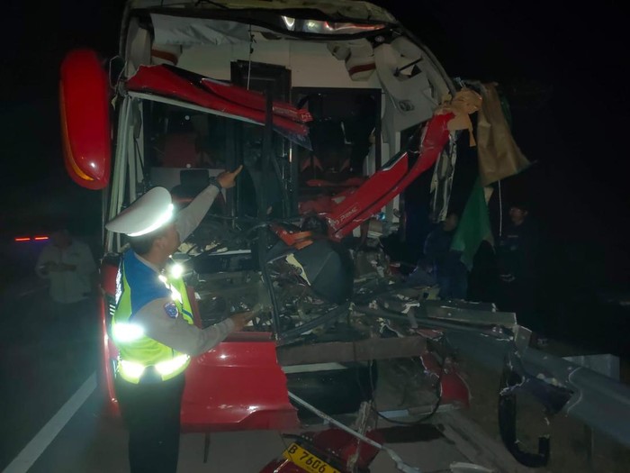 Kecelakaan bus Agra Mas vs truk muatan benang di Tol Semarang-Batang KM 393+200B, wilayah Desa Margomulyo, Pegandon, Kabupaten Kendal, Senin (4/11/2024) malam.
