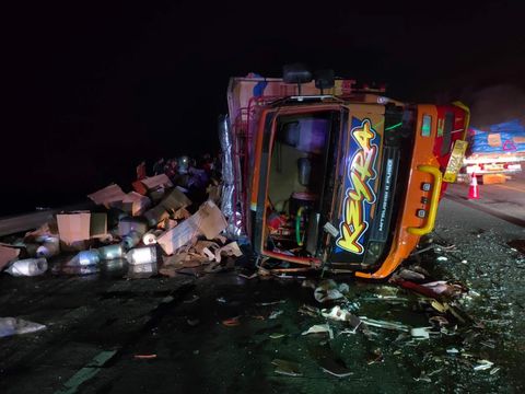 Kecelakaan bus Agra Mas vs truk muatan benang di Tol Semarang-Batang KM 393+200B, wilayah Desa Margomulyo, Pegandon, Kabupaten Kendal, Senin (4/11/2024) malam.