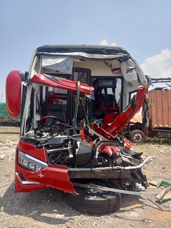 Penampakan bus Agra Mas yang menabrak belakang truk di Tol Kendal, Senin (4/11/2024) malam.