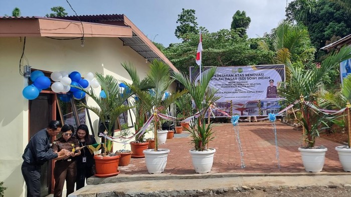 Kejati Papua Barat menginisiasi renovasi SD Sowi Indah di Manokwari.