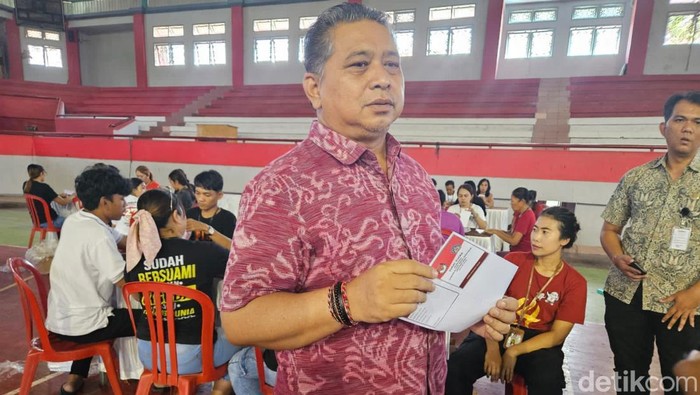 Ketua KPU Kabupaten Karangasem I Putu Darma Budiasa saat menunjukkan surat suara rusak. (I Wayan Selamat Juniasa)