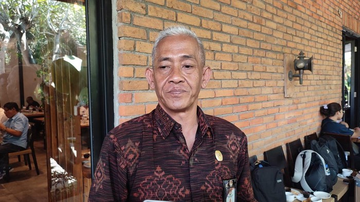 Ketua KPU Tabanan, I Wayan Suwitra, saat ditemui di Desa Beraban, Kecamatan Kediri, Selasa (5/11/2024). (Firizqi Irwan/detikBali)