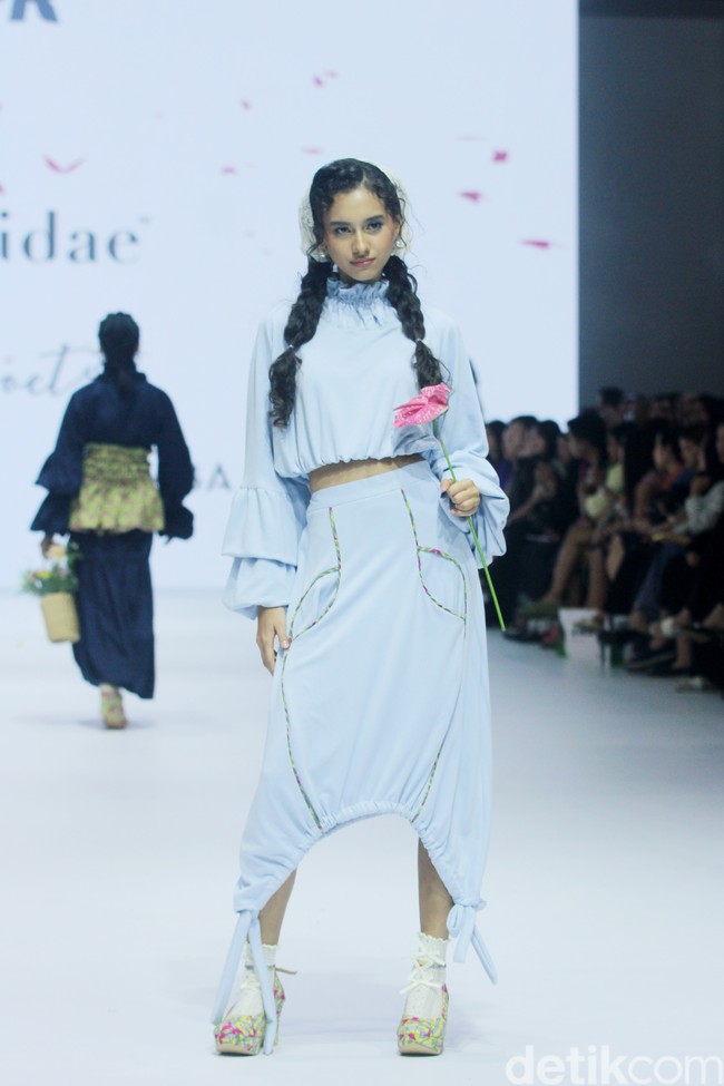 Fashion show koleksi Tities Saputra di Jakarta Fashion Week 2025, City Hall, Pondok Indah mall 3, Jakarta Selatan. Tities memamerkan rancangannya untuk lini Morphidae dan Emba Ladies. Dalam Morphidae bertema Calma, Tities menampilkan baju-baju feminin warna-warni yang bisa dipakai sehari-hari. Sedangkan untuk koleksi EMBA Ladies, Tities menampilkan revolusi denim yang lebih chic. Foto: Mohammad Abduh/detikcom.