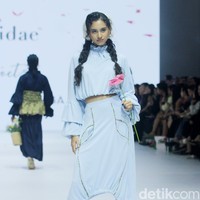 Fashion show koleksi Tities Saputra di Jakarta Fashion Week 2025, City Hall, Pondok Indah mall 3, Jakarta Selatan. Tities memamerkan rancangannya untuk lini Morphidae dan Emba Ladies. Dalam Morphidae bertema Calma, Tities menampilkan baju-baju feminin warna-warni yang bisa dipakai sehari-hari. Sedangkan untuk koleksi EMBA Ladies, Tities menampilkan revolusi denim yang lebih chic. Foto: Mohammad Abduh/detikcom.