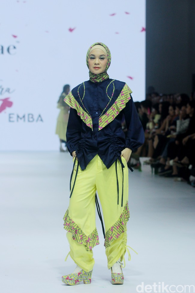 Fashion show koleksi Tities Saputra di Jakarta Fashion Week 2025, City Hall, Pondok Indah mall 3, Jakarta Selatan. Tities memamerkan rancangannya untuk lini Morphidae dan Emba Ladies. Dalam Morphidae bertema Calma, Tities menampilkan baju-baju feminin warna-warni yang bisa dipakai sehari-hari. Sedangkan untuk koleksi EMBA Ladies, Tities menampilkan revolusi denim yang lebih chic. Foto: Mohammad Abduh/detikcom.