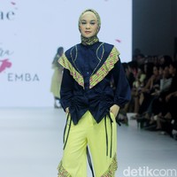 Fashion show koleksi Tities Saputra di Jakarta Fashion Week 2025, City Hall, Pondok Indah mall 3, Jakarta Selatan. Tities memamerkan rancangannya untuk lini Morphidae dan Emba Ladies. Dalam Morphidae bertema Calma, Tities menampilkan baju-baju feminin warna-warni yang bisa dipakai sehari-hari. Sedangkan untuk koleksi EMBA Ladies, Tities menampilkan revolusi denim yang lebih chic. Foto: Mohammad Abduh/detikcom.