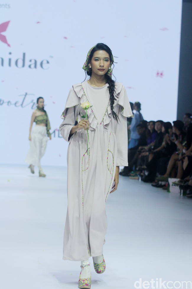 Fashion show koleksi Tities Saputra di Jakarta Fashion Week 2025, City Hall, Pondok Indah mall 3, Jakarta Selatan. Tities memamerkan rancangannya untuk lini Morphidae dan Emba Ladies. Dalam Morphidae bertema Calma, Tities menampilkan baju-baju feminin warna-warni yang bisa dipakai sehari-hari. Sedangkan untuk koleksi EMBA Ladies, Tities menampilkan revolusi denim yang lebih chic. Foto: Mohammad Abduh/detikcom.