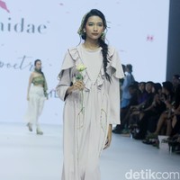 Fashion show koleksi Tities Saputra di Jakarta Fashion Week 2025, City Hall, Pondok Indah mall 3, Jakarta Selatan. Tities memamerkan rancangannya untuk lini Morphidae dan Emba Ladies. Dalam Morphidae bertema Calma, Tities menampilkan baju-baju feminin warna-warni yang bisa dipakai sehari-hari. Sedangkan untuk koleksi EMBA Ladies, Tities menampilkan revolusi denim yang lebih chic. Foto: Mohammad Abduh/detikcom.