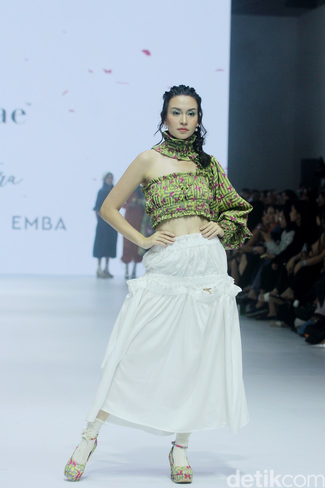 Fashion show koleksi Tities Saputra di Jakarta Fashion Week 2025, City Hall, Pondok Indah mall 3, Jakarta Selatan. Tities memamerkan rancangannya untuk lini Morphidae dan Emba Ladies. Dalam Morphidae bertema Calma, Tities menampilkan baju-baju feminin warna-warni yang bisa dipakai sehari-hari. Sedangkan untuk koleksi EMBA Ladies, Tities menampilkan revolusi denim yang lebih chic. Foto: Mohammad Abduh/detikcom.