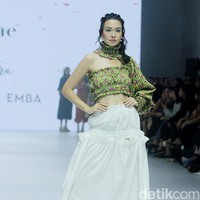 Fashion show koleksi Tities Saputra di Jakarta Fashion Week 2025, City Hall, Pondok Indah mall 3, Jakarta Selatan. Tities memamerkan rancangannya untuk lini Morphidae dan Emba Ladies. Dalam Morphidae bertema Calma, Tities menampilkan baju-baju feminin warna-warni yang bisa dipakai sehari-hari. Sedangkan untuk koleksi EMBA Ladies, Tities menampilkan revolusi denim yang lebih chic. Foto: Mohammad Abduh/detikcom.