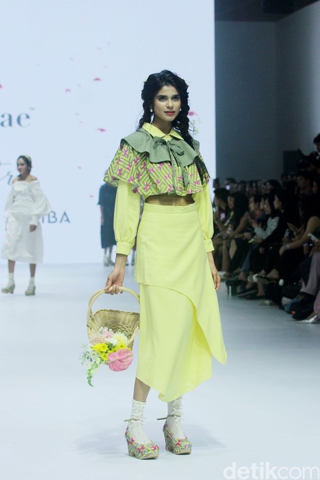 Fashion show koleksi Tities Saputra di Jakarta Fashion Week 2025, City Hall, Pondok Indah mall 3, Jakarta Selatan. Tities memamerkan rancangannya untuk lini Morphidae dan Emba Ladies. Dalam Morphidae bertema Calma, Tities menampilkan baju-baju feminin warna-warni yang bisa dipakai sehari-hari. Sedangkan untuk koleksi EMBA Ladies, Tities menampilkan revolusi denim yang lebih chic. Foto: Mohammad Abduh/detikcom.