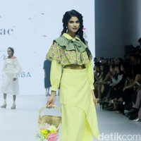 Fashion show koleksi Tities Saputra di Jakarta Fashion Week 2025, City Hall, Pondok Indah mall 3, Jakarta Selatan. Tities memamerkan rancangannya untuk lini Morphidae dan Emba Ladies. Dalam Morphidae bertema Calma, Tities menampilkan baju-baju feminin warna-warni yang bisa dipakai sehari-hari. Sedangkan untuk koleksi EMBA Ladies, Tities menampilkan revolusi denim yang lebih chic. Foto: Mohammad Abduh/detikcom.