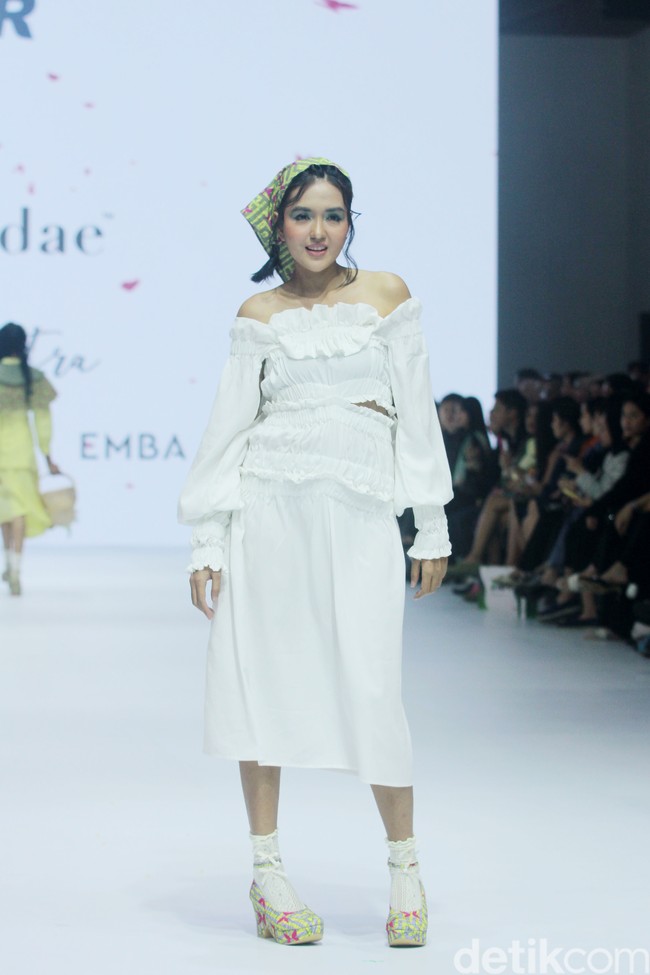 Fashion show koleksi Tities Saputra di Jakarta Fashion Week 2025, City Hall, Pondok Indah mall 3, Jakarta Selatan. Tities memamerkan rancangannya untuk lini Morphidae dan Emba Ladies. Dalam Morphidae bertema Calma, Tities menampilkan baju-baju feminin warna-warni yang bisa dipakai sehari-hari. Sedangkan untuk koleksi EMBA Ladies, Tities menampilkan revolusi denim yang lebih chic. Foto: Mohammad Abduh/detikcom.