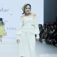 Fashion show koleksi Tities Saputra di Jakarta Fashion Week 2025, City Hall, Pondok Indah mall 3, Jakarta Selatan. Tities memamerkan rancangannya untuk lini Morphidae dan Emba Ladies. Dalam Morphidae bertema Calma, Tities menampilkan baju-baju feminin warna-warni yang bisa dipakai sehari-hari. Sedangkan untuk koleksi EMBA Ladies, Tities menampilkan revolusi denim yang lebih chic. Foto: Mohammad Abduh/detikcom.