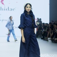 Fashion show koleksi Tities Saputra di Jakarta Fashion Week 2025, City Hall, Pondok Indah mall 3, Jakarta Selatan. Tities memamerkan rancangannya untuk lini Morphidae dan Emba Ladies. Dalam Morphidae bertema Calma, Tities menampilkan baju-baju feminin warna-warni yang bisa dipakai sehari-hari. Sedangkan untuk koleksi EMBA Ladies, Tities menampilkan revolusi denim yang lebih chic. Foto: Mohammad Abduh/detikcom.