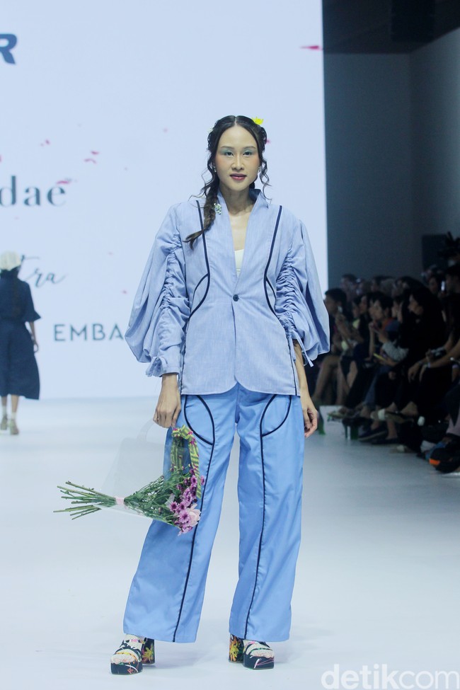 Fashion show koleksi Tities Saputra di Jakarta Fashion Week 2025, City Hall, Pondok Indah mall 3, Jakarta Selatan. Tities memamerkan rancangannya untuk lini Morphidae dan Emba Ladies. Dalam Morphidae bertema Calma, Tities menampilkan baju-baju feminin warna-warni yang bisa dipakai sehari-hari. Sedangkan untuk koleksi EMBA Ladies, Tities menampilkan revolusi denim yang lebih chic. Foto: Mohammad Abduh/detikcom.