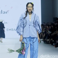 Fashion show koleksi Tities Saputra di Jakarta Fashion Week 2025, City Hall, Pondok Indah mall 3, Jakarta Selatan. Tities memamerkan rancangannya untuk lini Morphidae dan Emba Ladies. Dalam Morphidae bertema Calma, Tities menampilkan baju-baju feminin warna-warni yang bisa dipakai sehari-hari. Sedangkan untuk koleksi EMBA Ladies, Tities menampilkan revolusi denim yang lebih chic. Foto: Mohammad Abduh/detikcom.