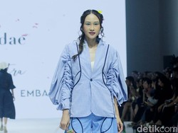 10 Koleksi Terbaru Tities Saputra di JFW 2025, Busana Denim yang Chic