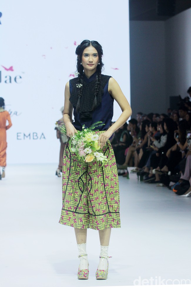 Fashion show koleksi Tities Saputra di Jakarta Fashion Week 2025, City Hall, Pondok Indah mall 3, Jakarta Selatan. Tities memamerkan rancangannya untuk lini Morphidae dan Emba Ladies. Dalam Morphidae bertema Calma, Tities menampilkan baju-baju feminin warna-warni yang bisa dipakai sehari-hari. Sedangkan untuk koleksi EMBA Ladies, Tities menampilkan revolusi denim yang lebih chic. Foto: Mohammad Abduh/detikcom.