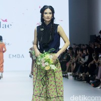 Fashion show koleksi Tities Saputra di Jakarta Fashion Week 2025, City Hall, Pondok Indah mall 3, Jakarta Selatan. Tities memamerkan rancangannya untuk lini Morphidae dan Emba Ladies. Dalam Morphidae bertema Calma, Tities menampilkan baju-baju feminin warna-warni yang bisa dipakai sehari-hari. Sedangkan untuk koleksi EMBA Ladies, Tities menampilkan revolusi denim yang lebih chic. Foto: Mohammad Abduh/detikcom.