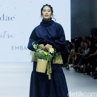 Fashion show koleksi Tities Saputra di Jakarta Fashion Week 2025, City Hall, Pondok Indah mall 3, Jakarta Selatan. Tities memamerkan rancangannya untuk lini Morphidae dan Emba Ladies. Dalam Morphidae bertema Calma, Tities menampilkan baju-baju feminin warna-warni yang bisa dipakai sehari-hari. Sedangkan untuk koleksi EMBA Ladies, Tities menampilkan revolusi denim yang lebih chic. Foto: Mohammad Abduh/detikcom.