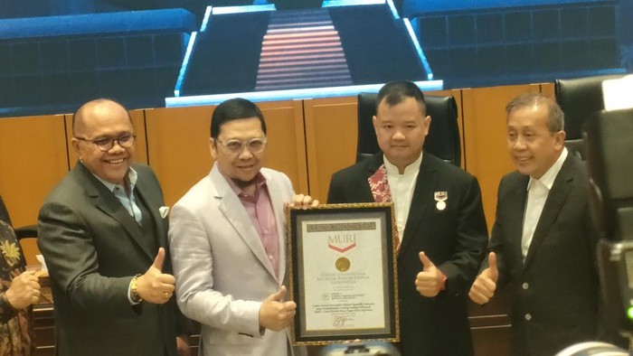 Komisi II DPR meraih rekor MURI terkait penyelesaian pembuatan undang-undang (UU) terbanyak pada periode 2019-2024.