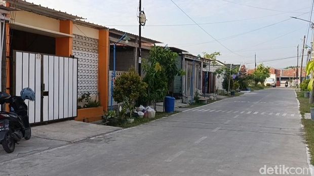Kompleks perumahan lokasi penangkapan terduga teroris oleh Densus di Desa Kebonbatur, Kecamatan Mranggen, Demak, Selasa (5/11/2024).