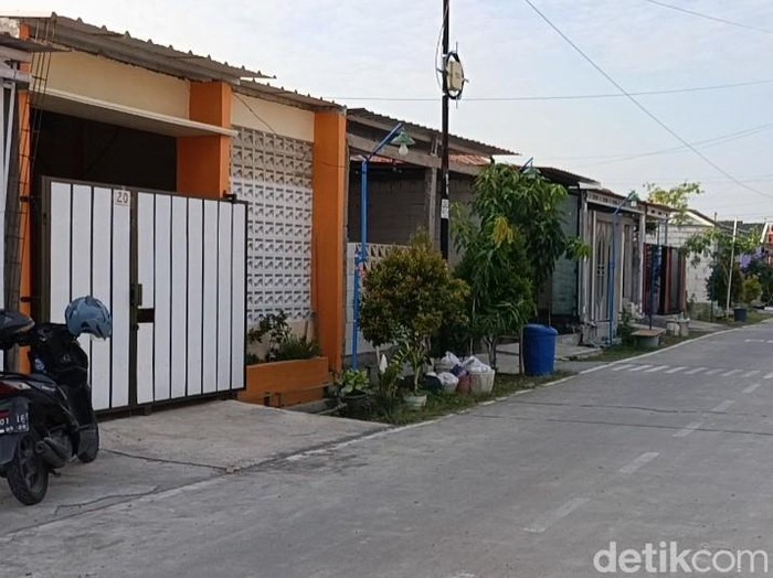Kompleks perumahan lokasi penangkapan terduga teroris oleh Densus di Desa Kebonbatur, Kecamatan Mranggen, Demak, Selasa (5/11/2024).