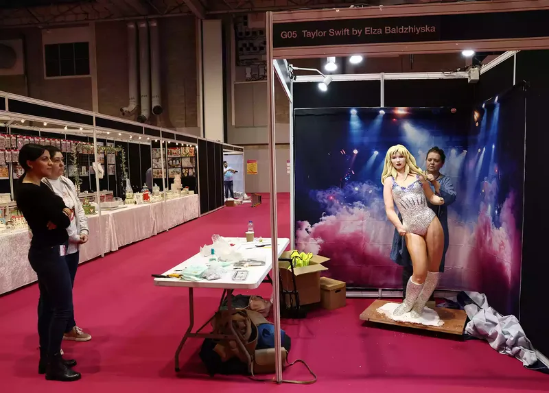 Kue 'Taylor Swift' Setinggi Manusia Runtuh Saat Akan Kompetisi