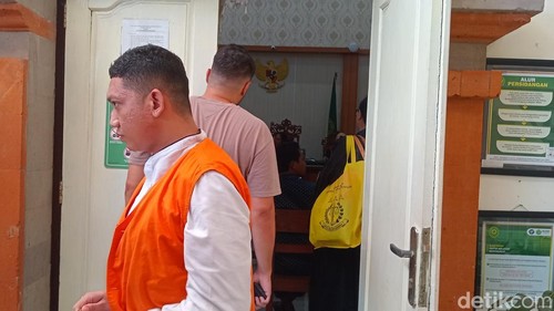 Terdakwa narkoba saat hendak disidang di PN Denpasar, Selasa (5/11/2024). (Aryo Mahendro/detikBali).