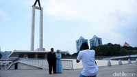 Selain foto wisuda, taman ini juga sering dipilih sebagai lokasi foto prewedding karena suasana estetik dan pemandangannya yang khas.  