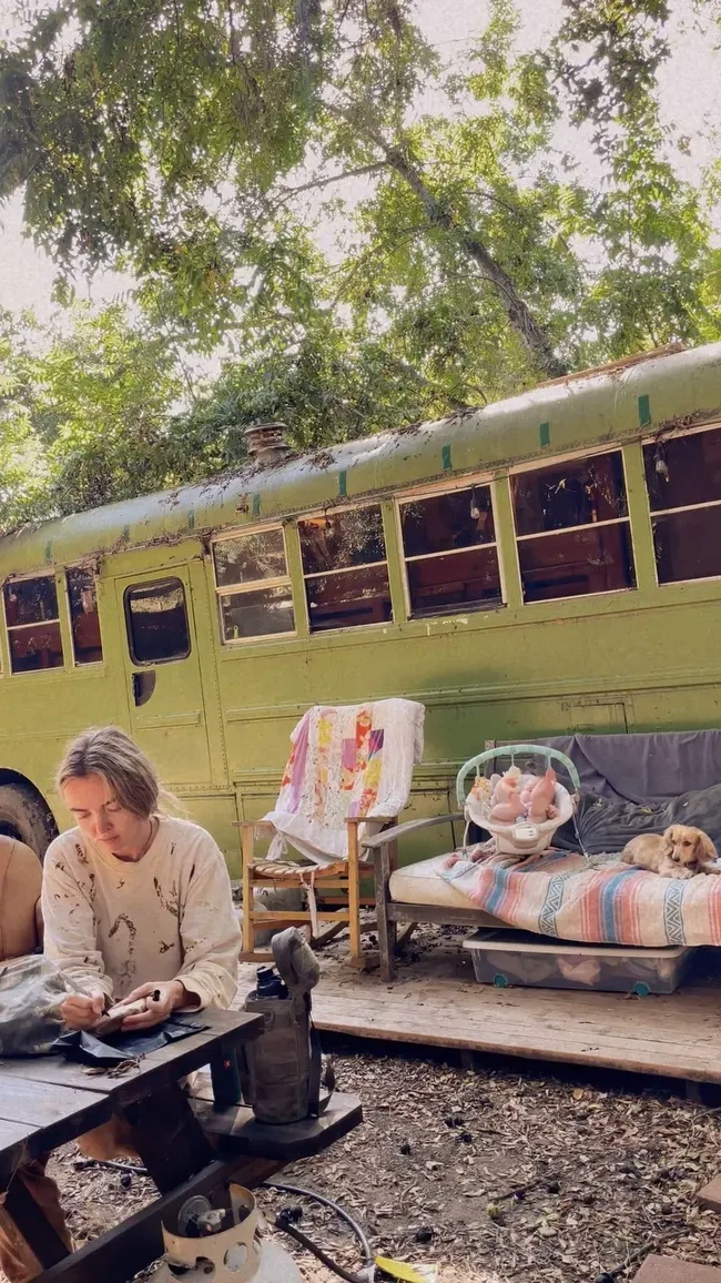 Dia awalnya tinggal di sebuah kabin kecil di lahan peternakan ibunya seluas 72 hektar di Santa Paula. Namun rumahnya yang sederhana itu hancur oleh kebakaran di Ventura dan Santa Barbara, Amerika Serikat pada 2017.Foto: Dok. Instagram Ride Or Dye