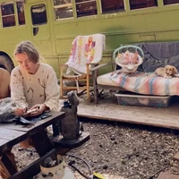 Dia awalnya tinggal di sebuah kabin kecil di lahan peternakan ibunya seluas 72 hektar di Santa Paula. Namun rumahnya yang sederhana itu hancur oleh kebakaran di Ventura dan Santa Barbara, Amerika Serikat pada 2017.Foto: Dok. Instagram Ride Or Dye